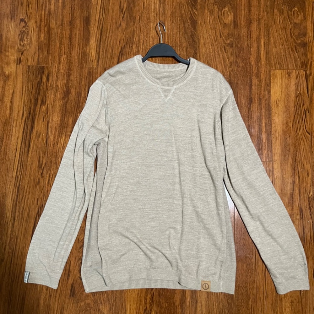Paka Lightweight Crew sweater. Color: Timber